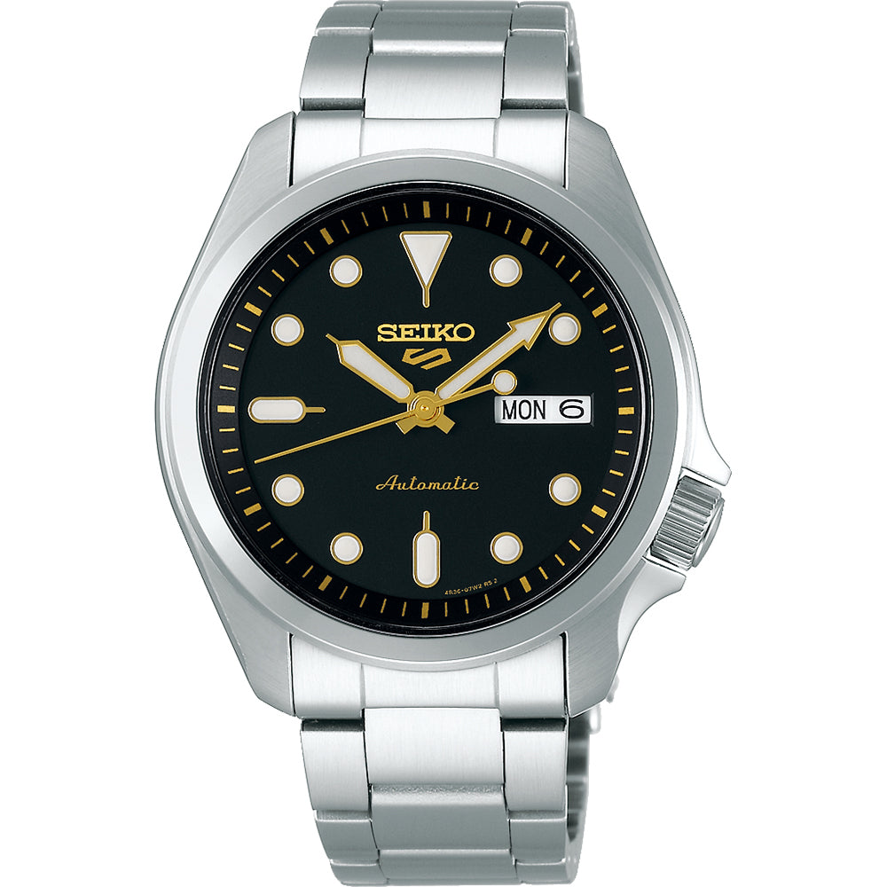 Reloj de hombre Seiko 5 Sports con caja plateada, esfera negra y detalles dorados.