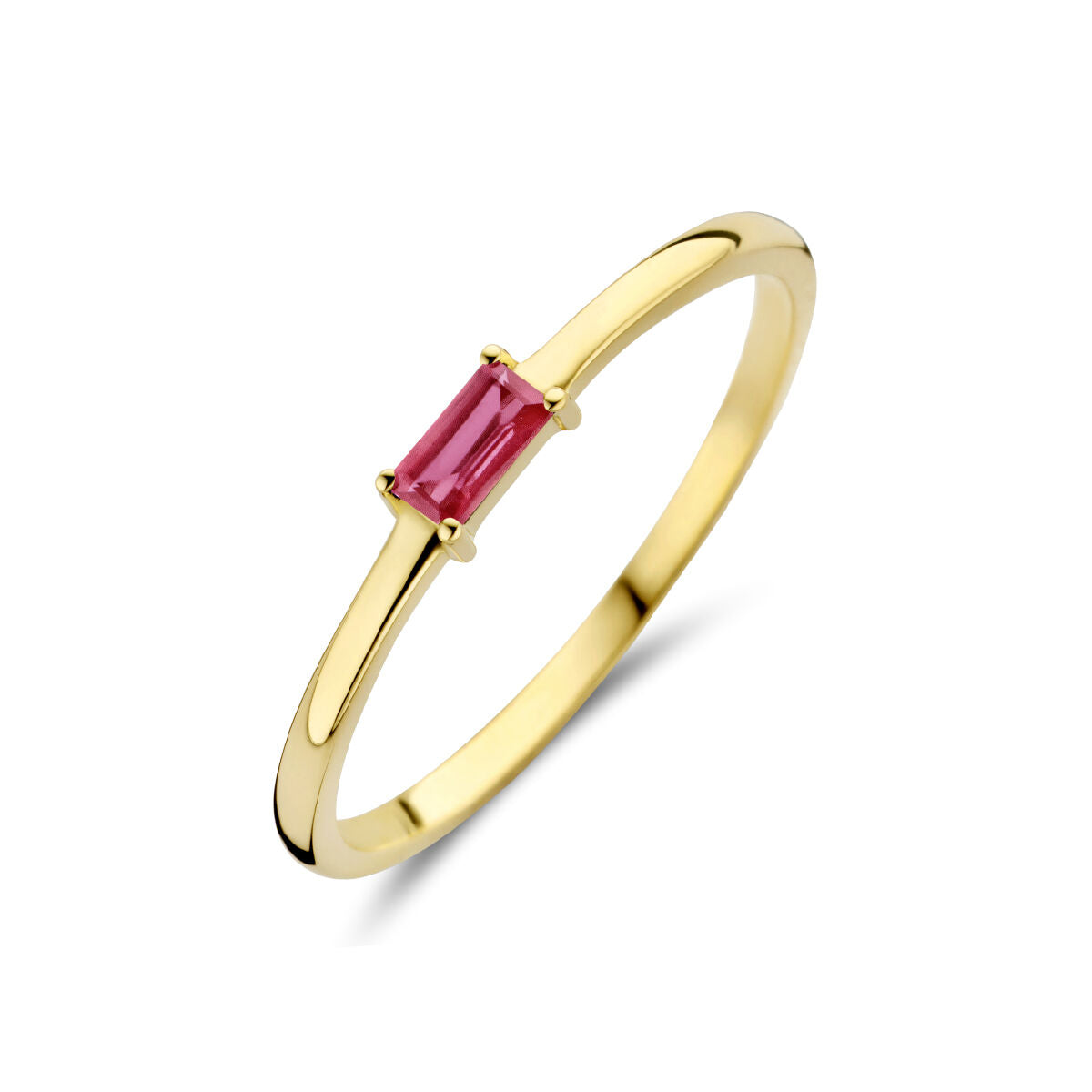 Anillo de oro amarillo de 14K con piedra de nacimiento rubí rectangular.