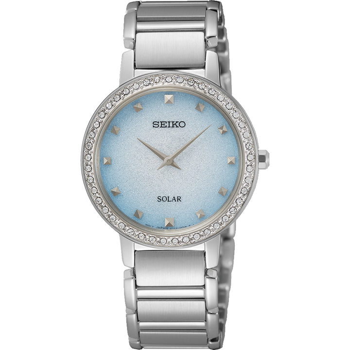 De Seiko dameshorloge SUP447P1 heeft een zilveren solar uurwerk in een roestvrijstalen kast. De lichtblauwe ronde wijzerplaat wordt versterkt door een met kristal bezette lunette, zilveren uurmarkeringen en wijzers met de merknaam SEIKO bovenaan.