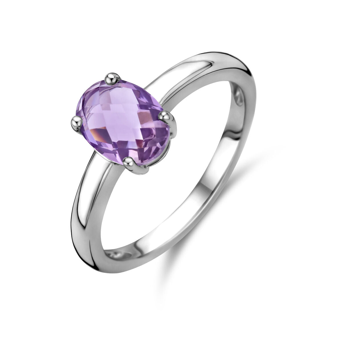 Anillo de plata rodiada con una piedra de amatista ovalada en el centro.