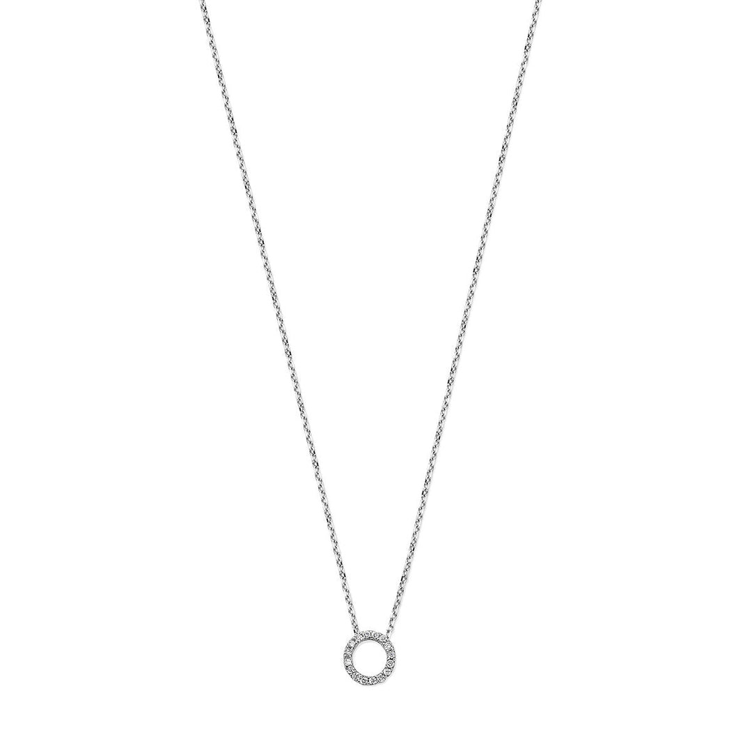 Een 14K witgouden dames ketting uit de Van der Kooij Collectie, met een cirkelvormige hanger bezet met diamanten, gepresenteerd tegen een effen witte achtergrond.