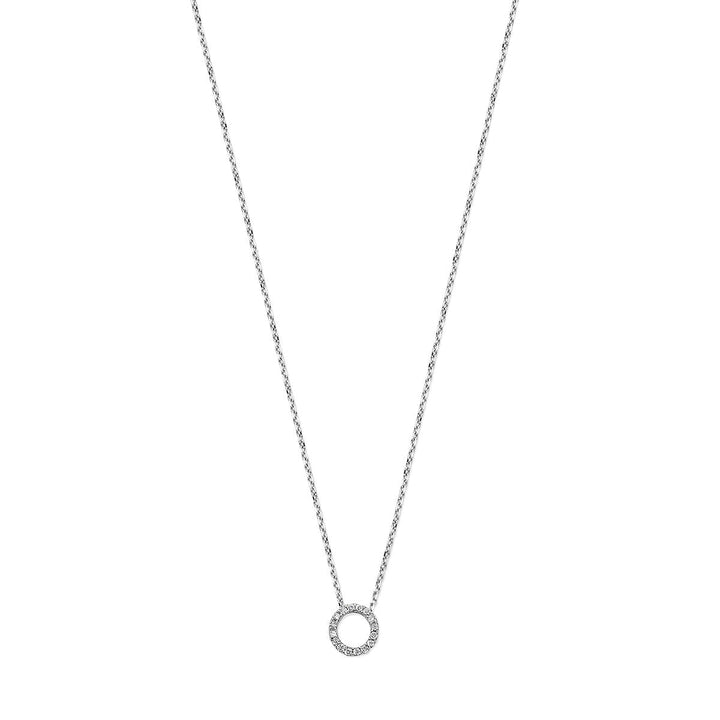 Een 14K witgouden dames ketting uit de Van der Kooij Collectie, met een cirkelvormige hanger bezet met diamanten, gepresenteerd tegen een effen witte achtergrond.