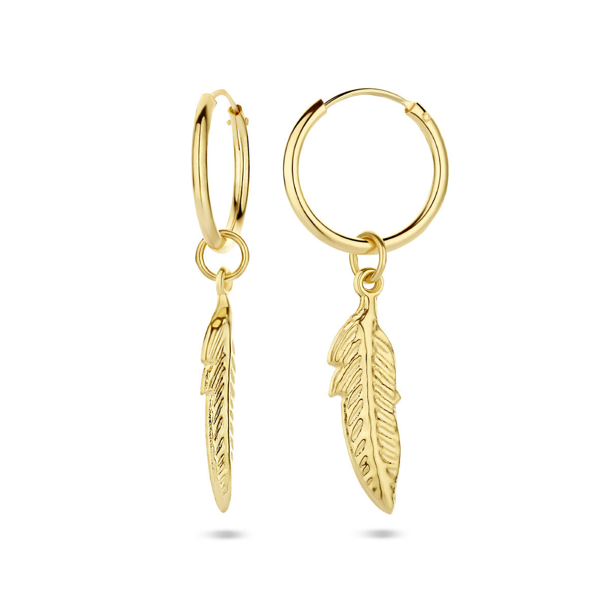 Aros de oro amarillo de 14K con colgante en forma de pluma.