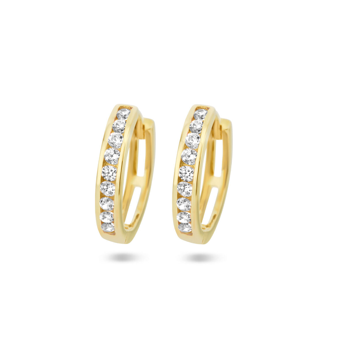 Aros de oro amarillo de 14K con circonitas blancas en un diseño elegante y moderno.