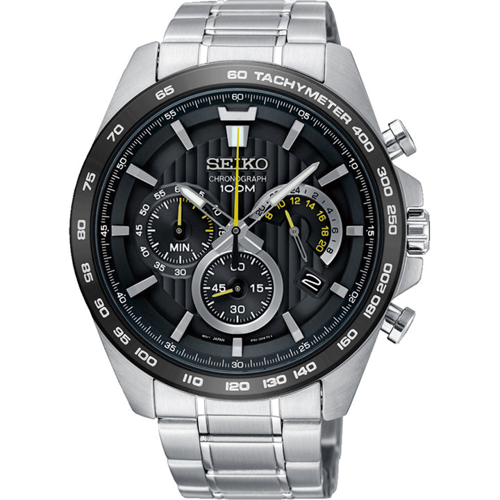 Het Seiko heren horloge SSB303P1 is een zilveren chronograaf van roestvrij staal met een zwarte wijzerplaat, voorzien van drie subwijzerplaten, gele accenten, een tachymeterschaal op de lunette, lichtgevende wijzers, datumweergave en Quartz uurwerk.