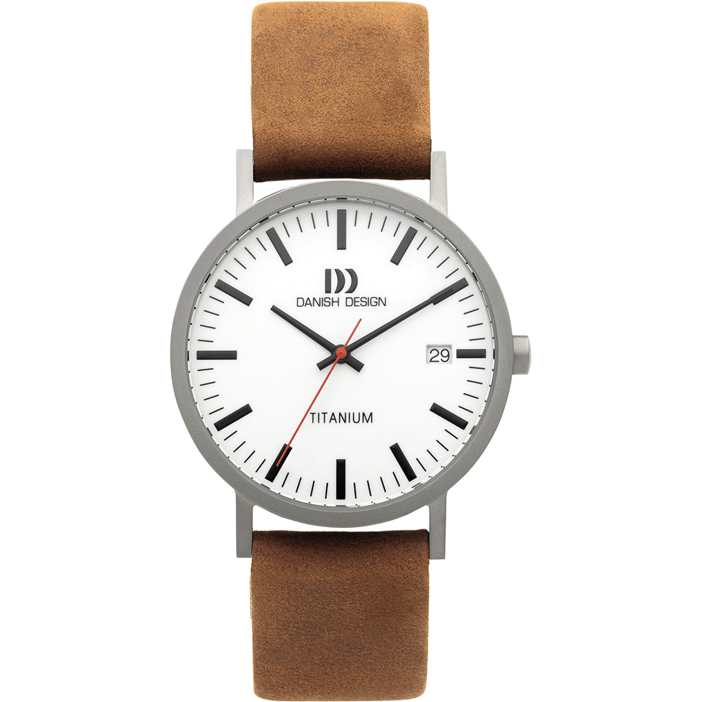 Reloj de titanio con esfera blanca, correa de cuero marrón y detalles en negro.