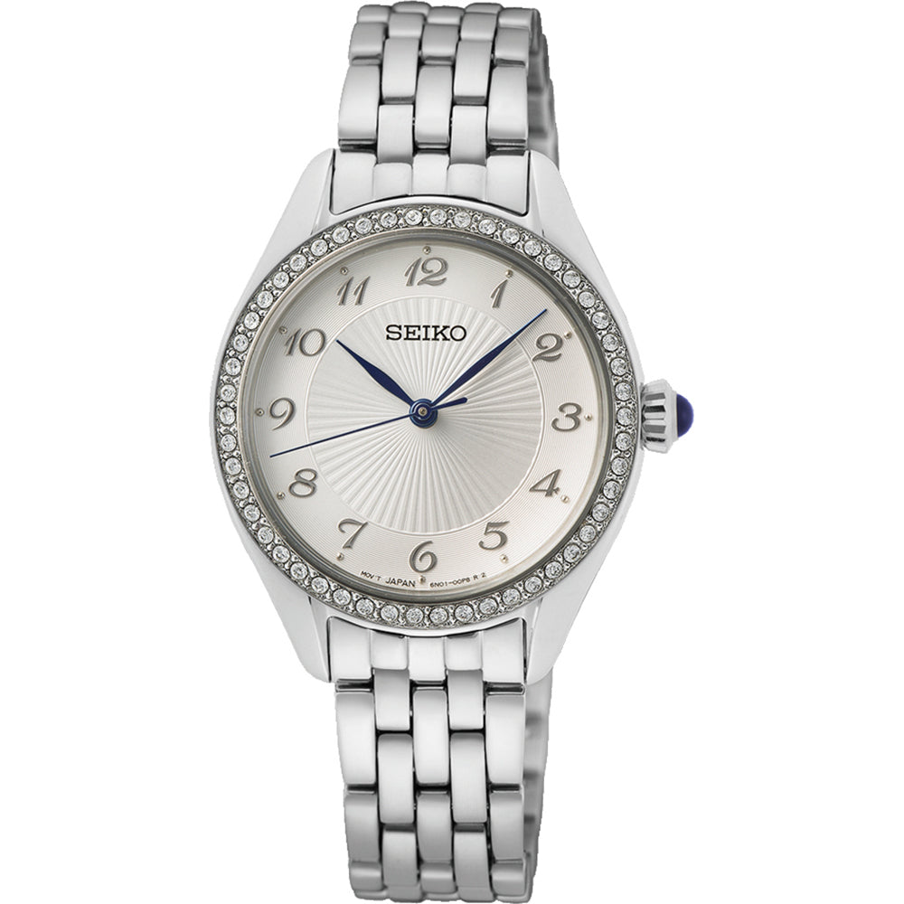 Reloj de mujer Seiko con esfera plateada, bisel decorado con cristales y pulsera de acero inoxidable.