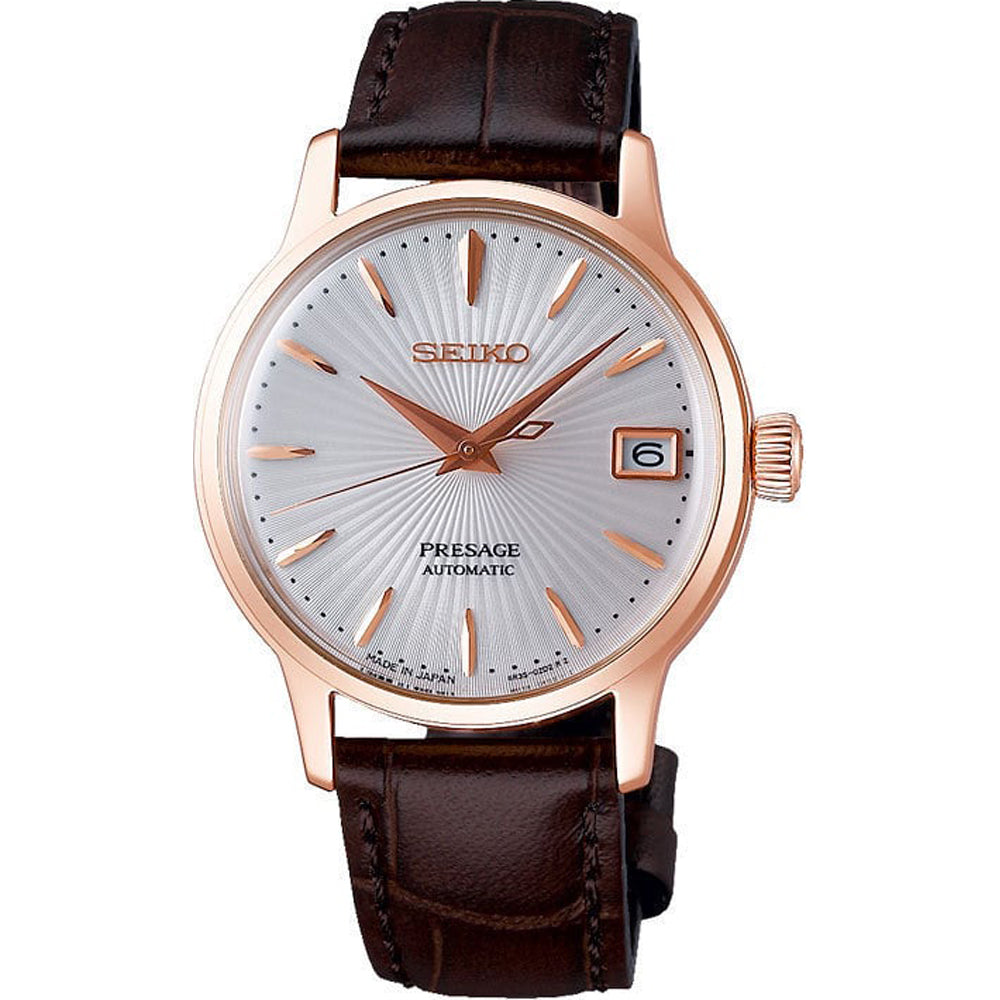 Reloj de mujer Seiko Presage con esfera plateada, caja rosa y correa de cuero marrón.