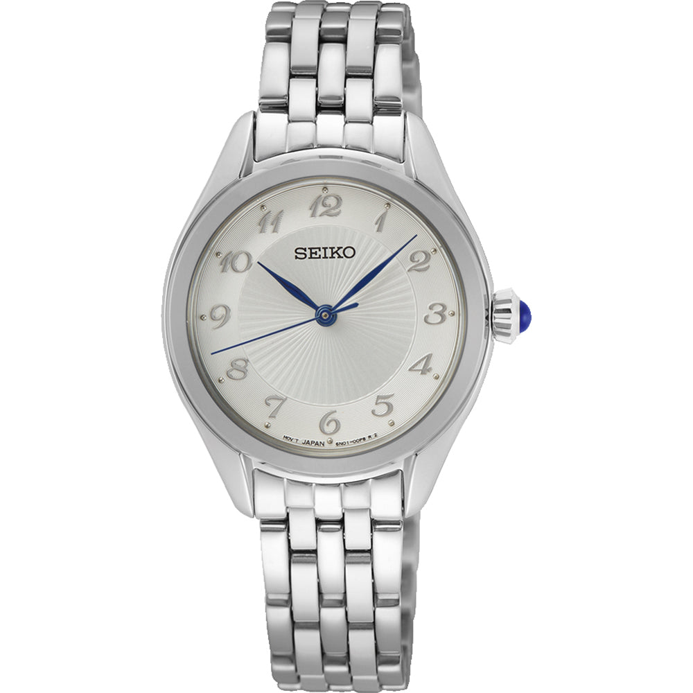 Reloj de mujer Seiko con esfera plateada, números en relieve y correa de acero inoxidable.