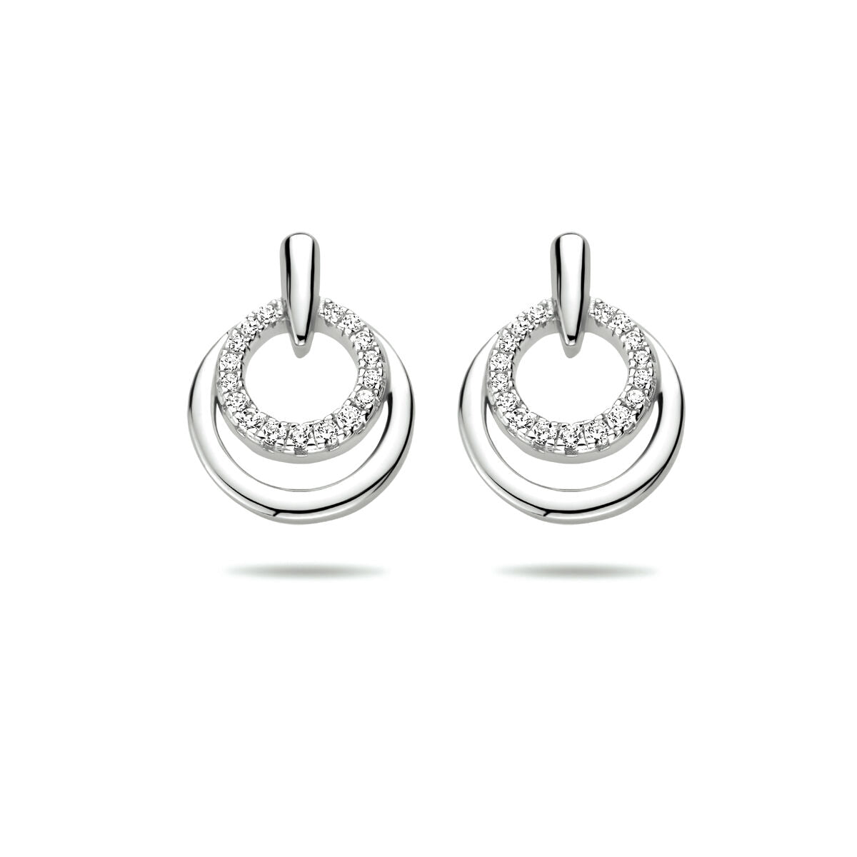 Pendientes de aro en plata rodiada con circonitas brillantes en forma de doble círculo.