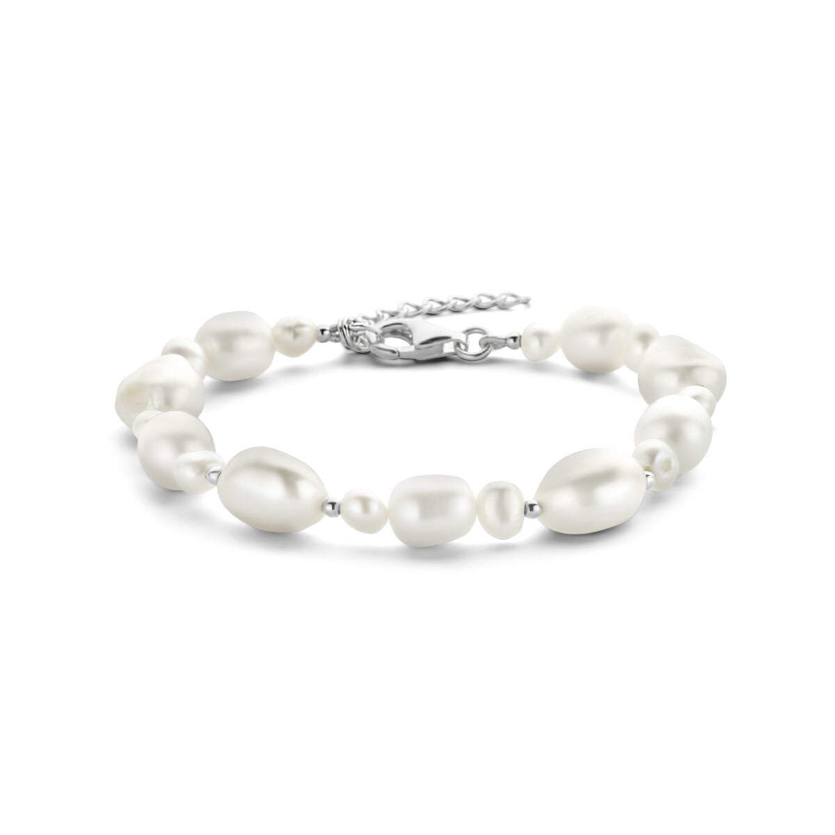 Pulsera plateada con perlas y acabado rodiado.