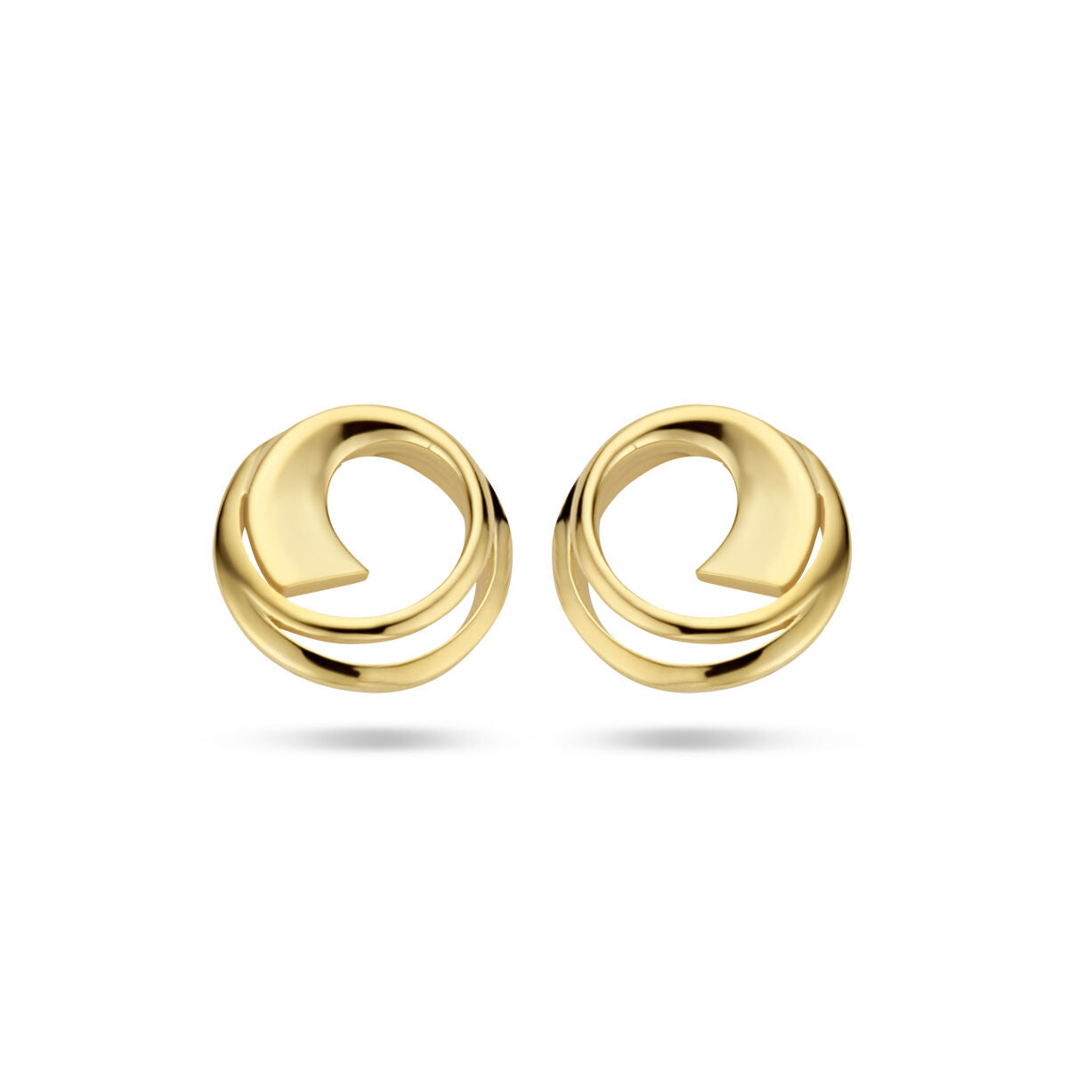 Een paar oorknoppen rondje 14K geelgoud van Van der Kooij Collectie, met een cirkelvormig abstract open swirl design, afgebeeld op een witte achtergrond.