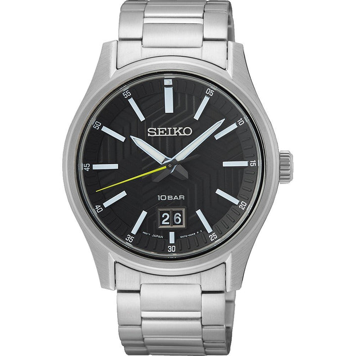 Het Seiko heren horloge SUR535P1 heeft een band en lunette van roestvrij staal met een zwarte wijzerplaat, zilveren uurmarkeringen, grote wijzers met een gele secondewijzer, quartz uurwerk, saffierglas, datumvenster op 6 uur en 10 BAR waterbestendigheid.