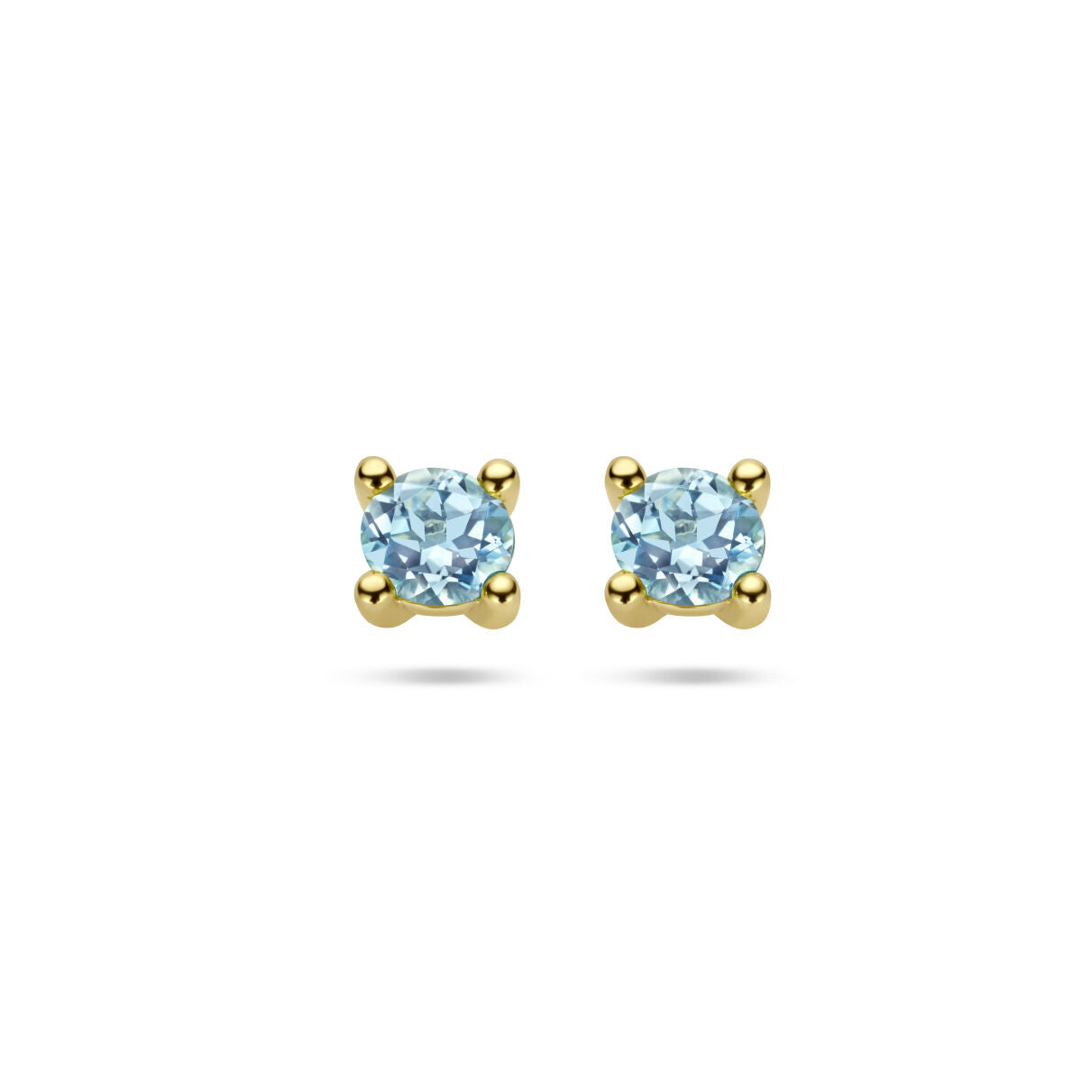 Pendientes de primera puesta de topacio azul en oro amarillo de 14 quilates.