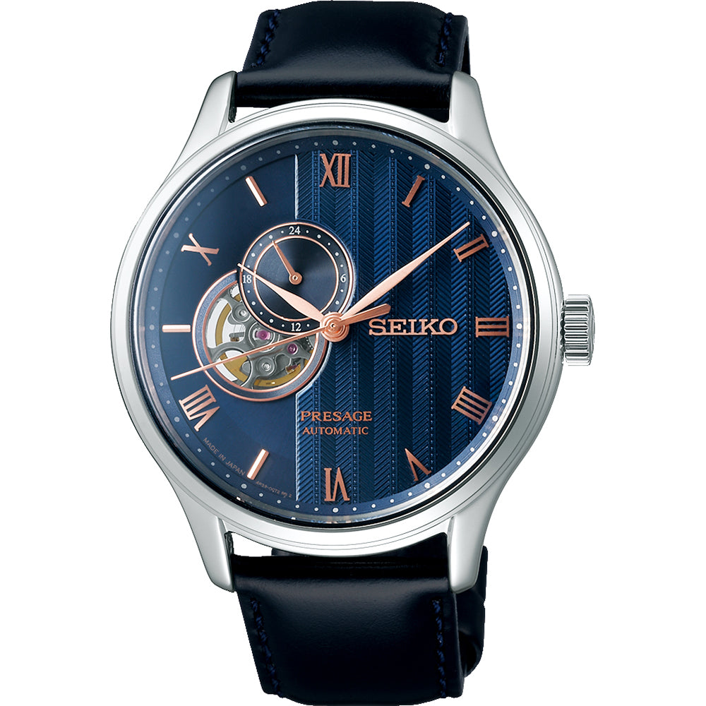 Reloj de hombre Seiko con esfera azul, detalles en rosa y correa de cuero negra.