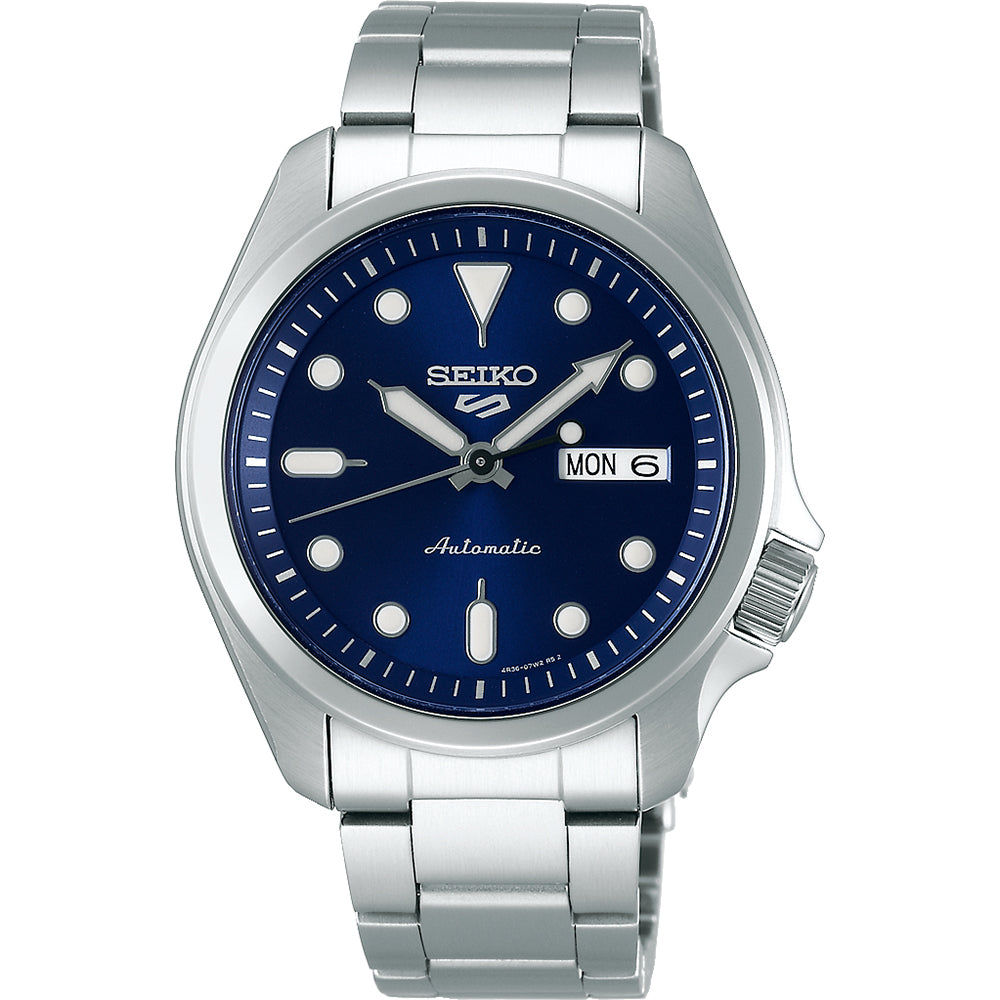 Reloj para hombre Seiko 5 Sports con esfera azul, caja de acero inoxidable y correa metálica.