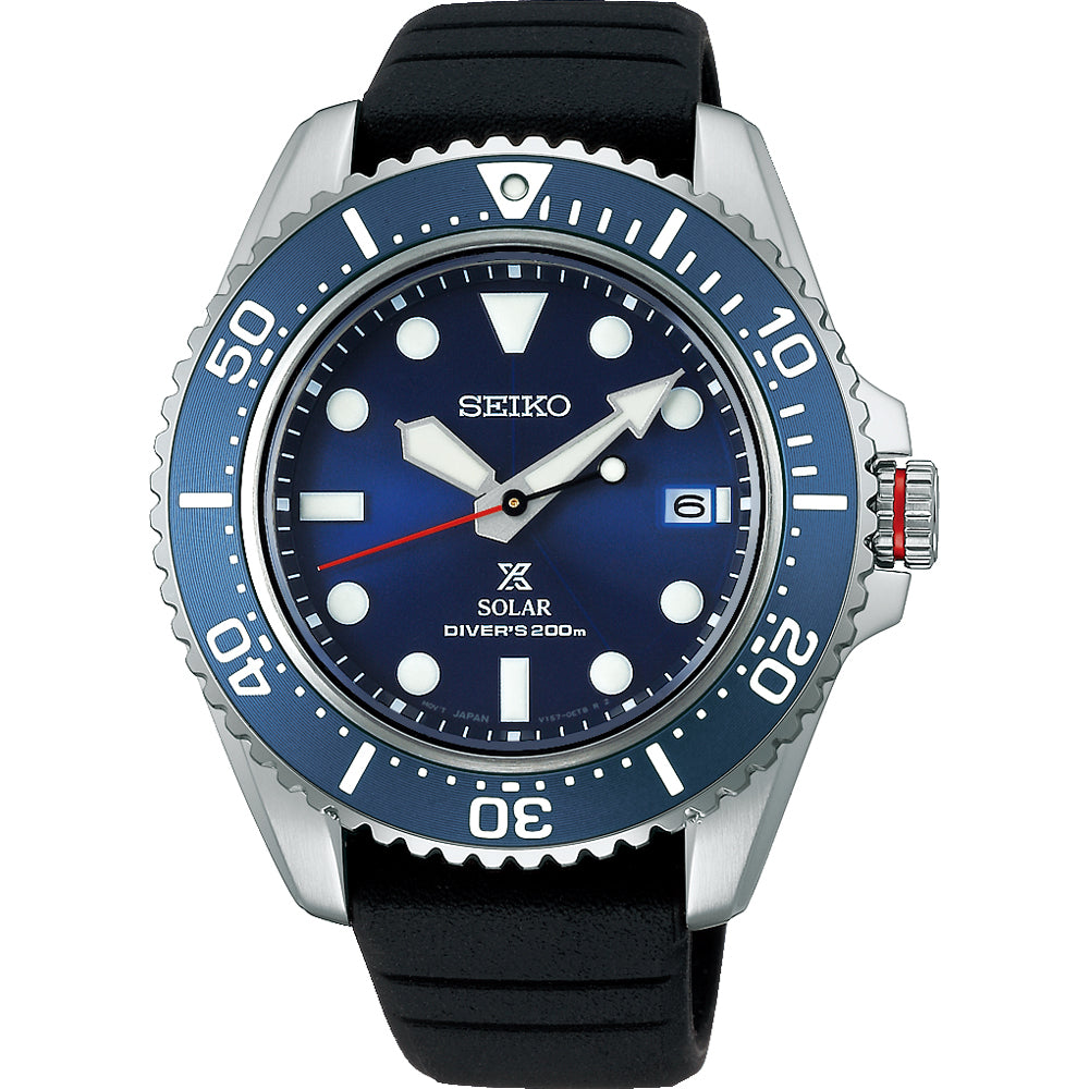 Deze afbeelding toont het Seiko Prospex heren horloge SNE593P1, een duikhorloge met een opvallende blauwe wijzerplaat en lunette, grote witte markeringen en een datumvenster op 3 uur. Het combineert een roestvrijstalen kast met een zwarte rubberen band en solar uurwerk voor precisie tot 200 meter.