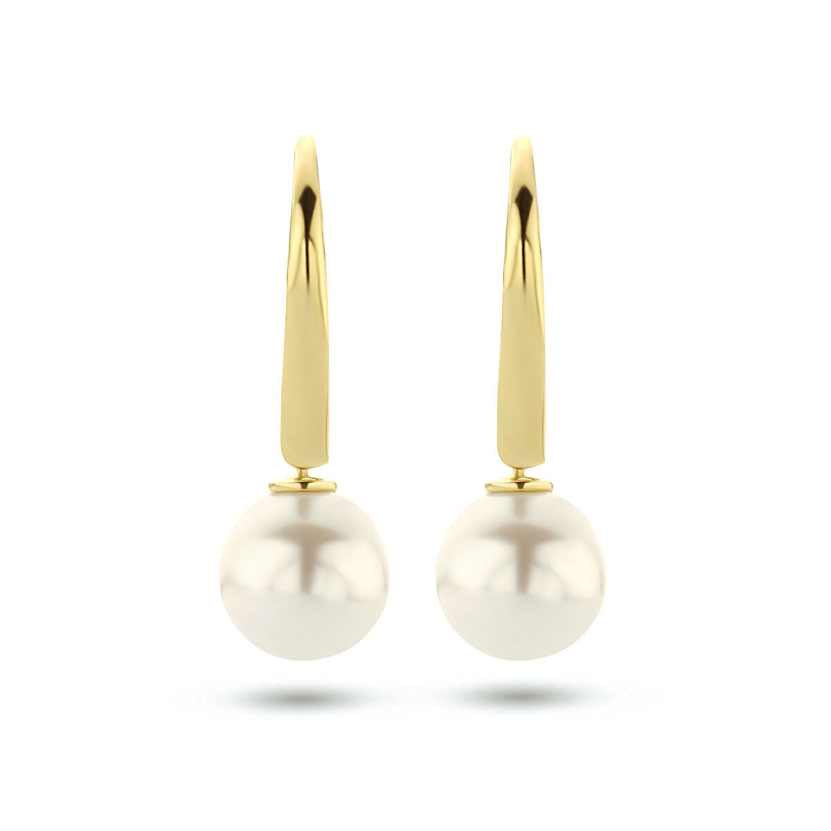 Pendientes largos de perla con gancho de 14K en oro amarillo.
