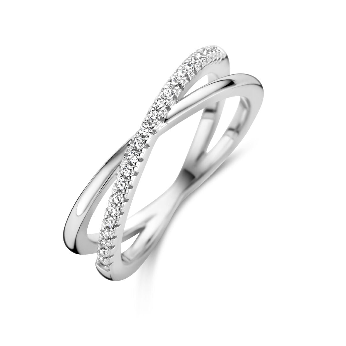 Anillo de plata rodiada con circonitas, diseño entrelazado y brillante.