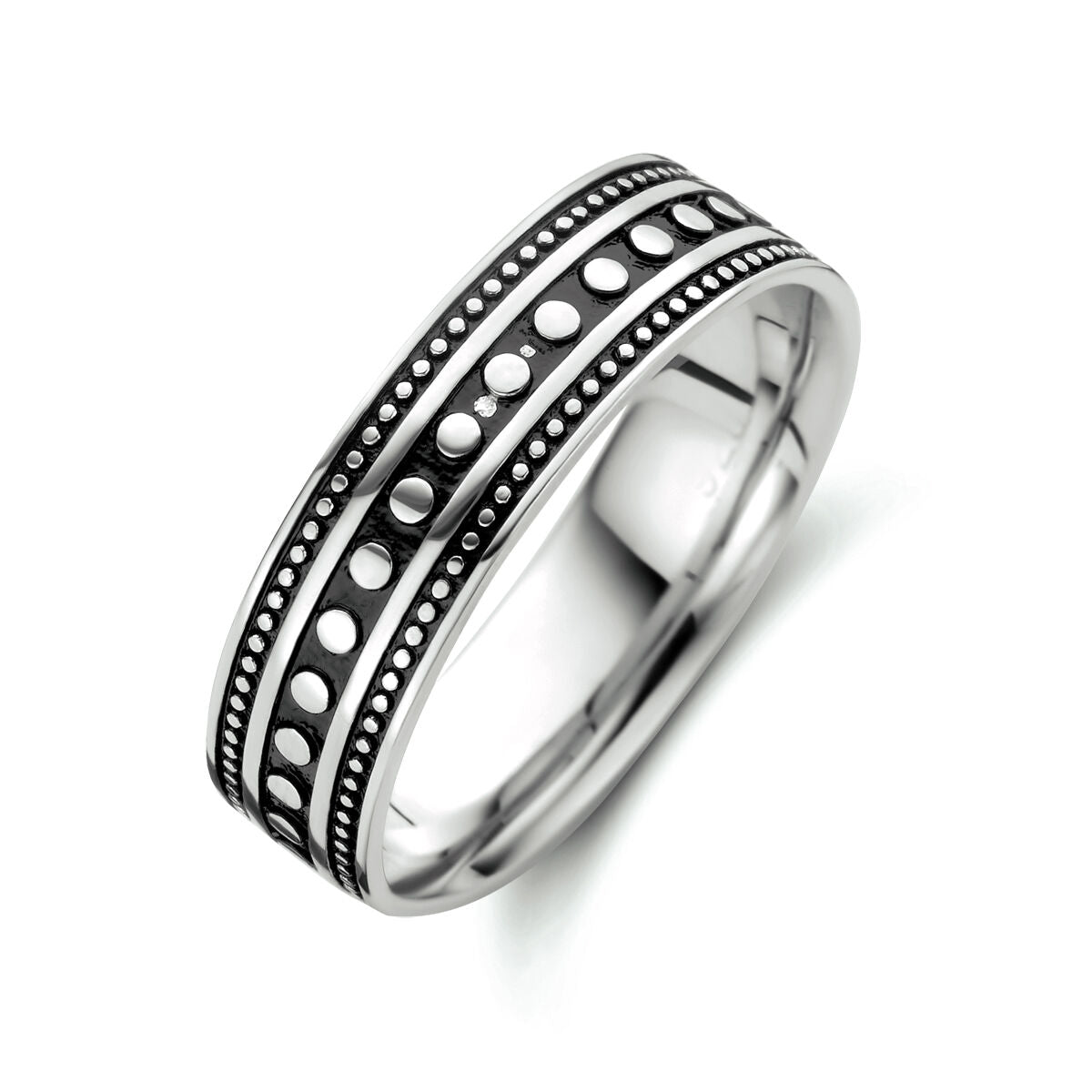 Anillo de plata oxidada con diseño de bandas y detalles de puntos.