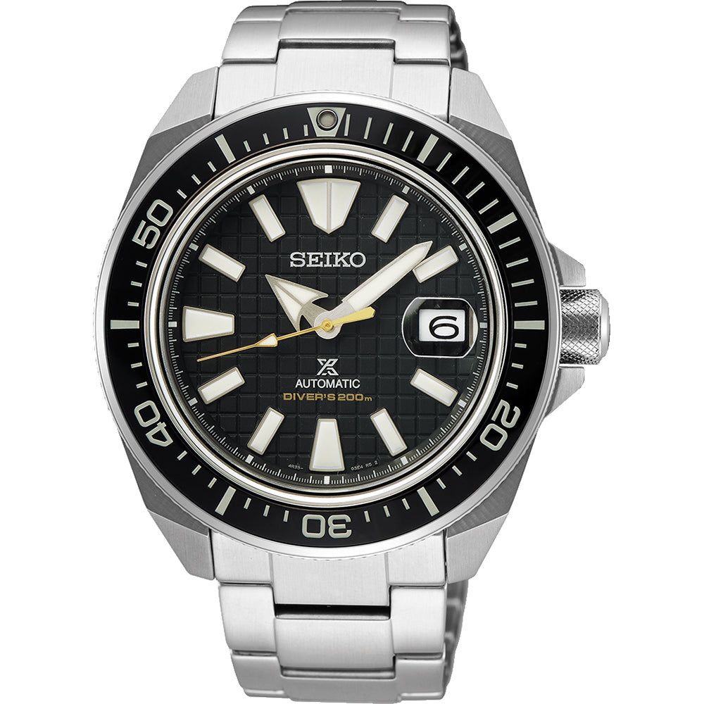 Het Seiko Prospex SRPE35K1 herenhorloge heeft een roestvrijstalen band, zwarte wijzerplaat, lichtgevende markeringen, datumvenster op 3 uur en een gemarkeerde roterende lunette. Dit duikhorloge is waterbestendig tot 200 meter.
