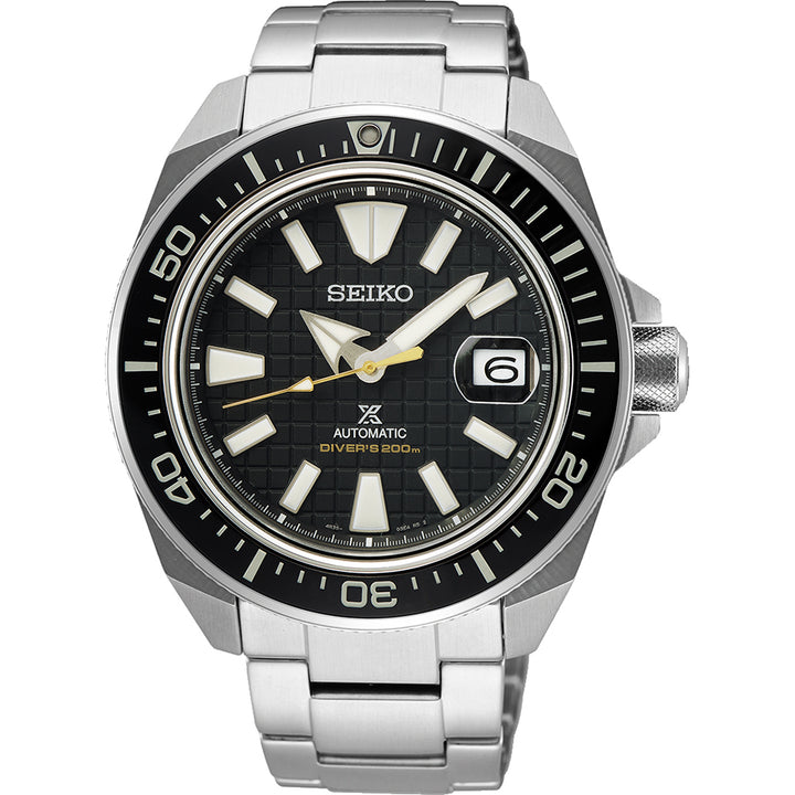 Het Seiko Prospex SRPE35K1 herenhorloge heeft een roestvrijstalen band, zwarte wijzerplaat, lichtgevende markeringen, datumvenster op 3 uur en een gemarkeerde roterende lunette. Dit duikhorloge is waterbestendig tot 200 meter.