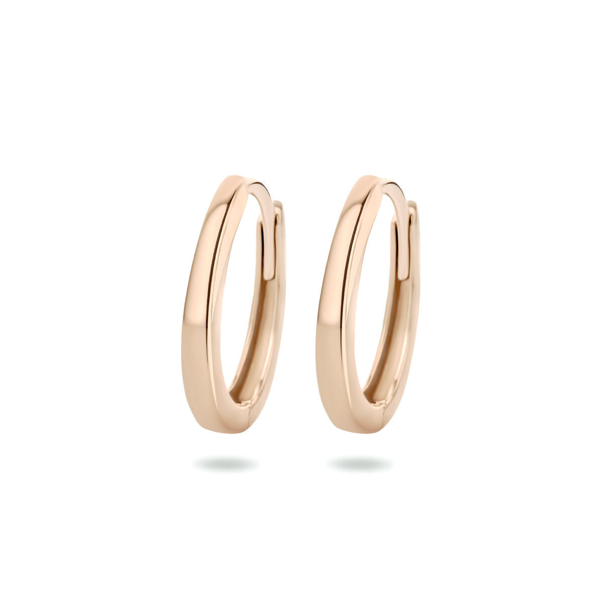 Pendientes de aro en oro rosado de 14 quilates con un acabado pulido y diseño sencillo.