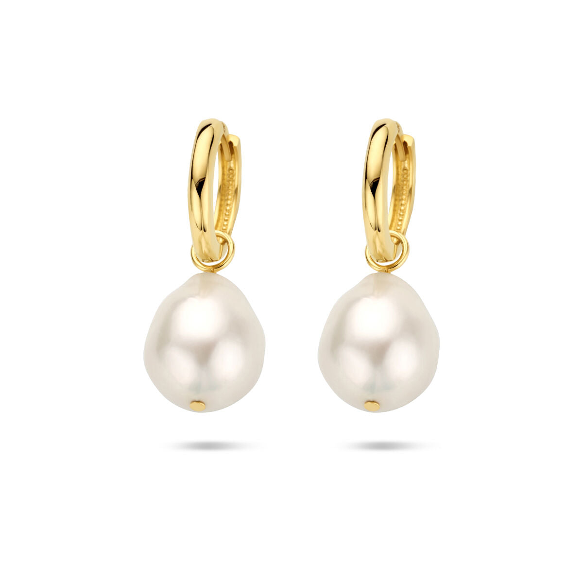 Pendientes de aro en oro amarillo de 14K con perlas barrocas blancas.