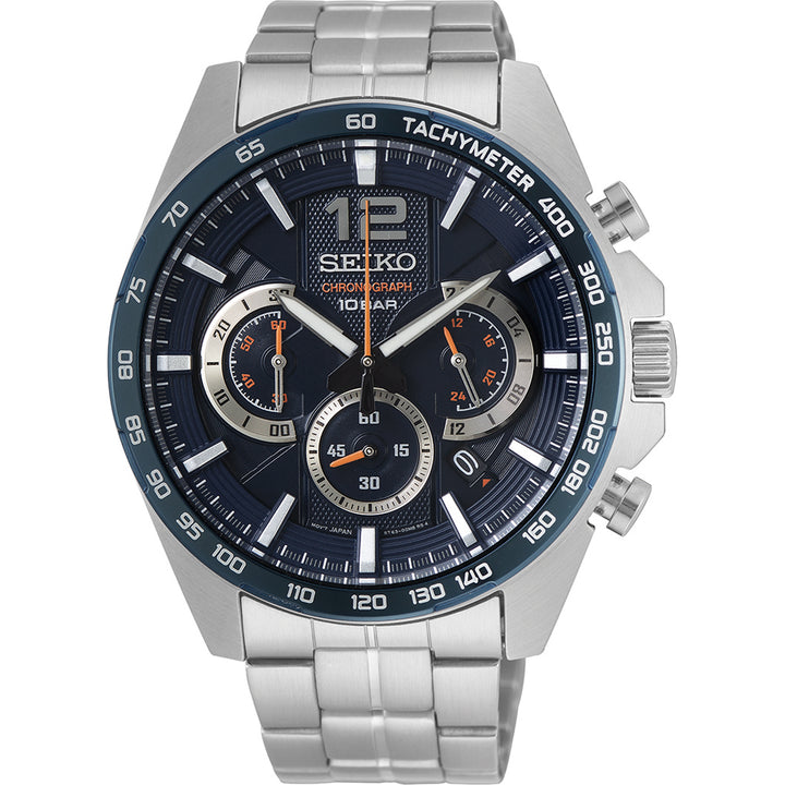 Het Seiko heren horloge SSB345P1 is een zilveren chronograafhorloge van roestvrij staal met een blauwe wijzerplaat, drie sub-wijzerplaten, tachymetermarkeringen en opvallende witte uurmarkeringen. Het beschikt over een quartz uurwerk, een datumvenster, drie drukknoppen aan de rechterkant en een waterdichtheid van 10 ATM voor duurzaamheid.