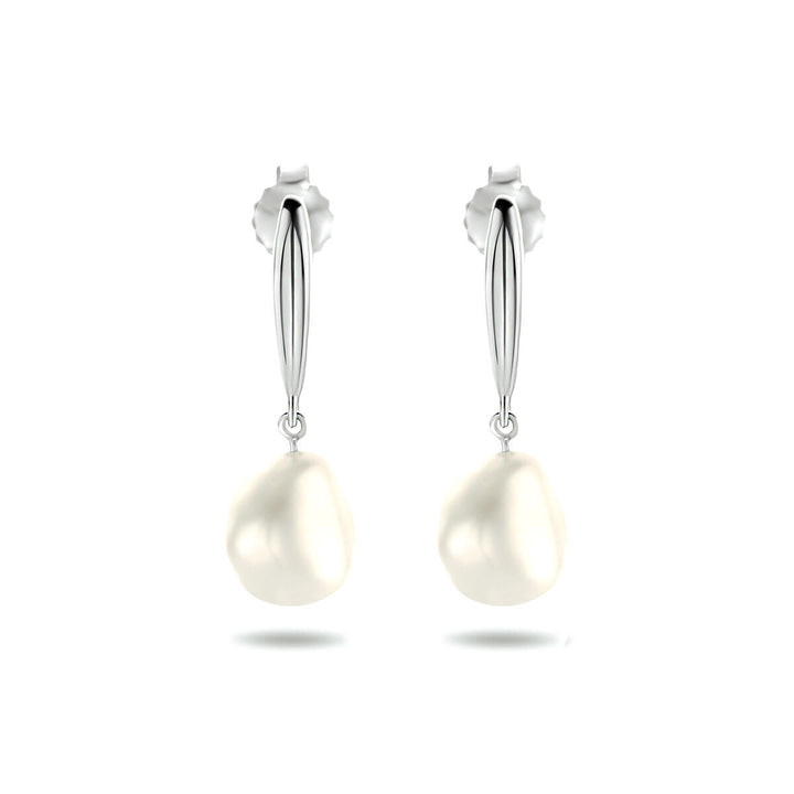 Een paar Van der Kooij Collectie oorhangers parel zilver gerhodineerd, met onregelmatige witte parels, afgebeeld op een witte ondergrond.