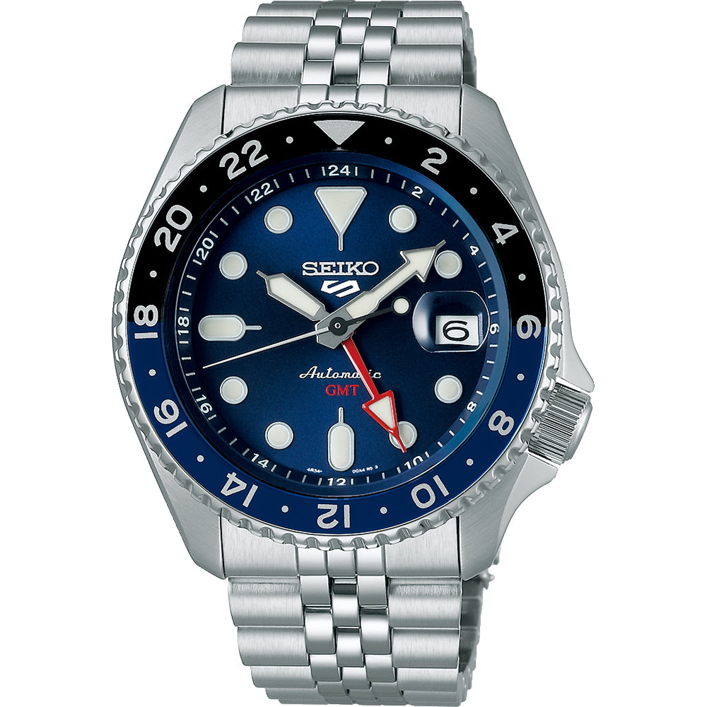 Reloj de hombre Seiko 5 Sports con esfera azul, bisel negro y correa de acero inoxidable.