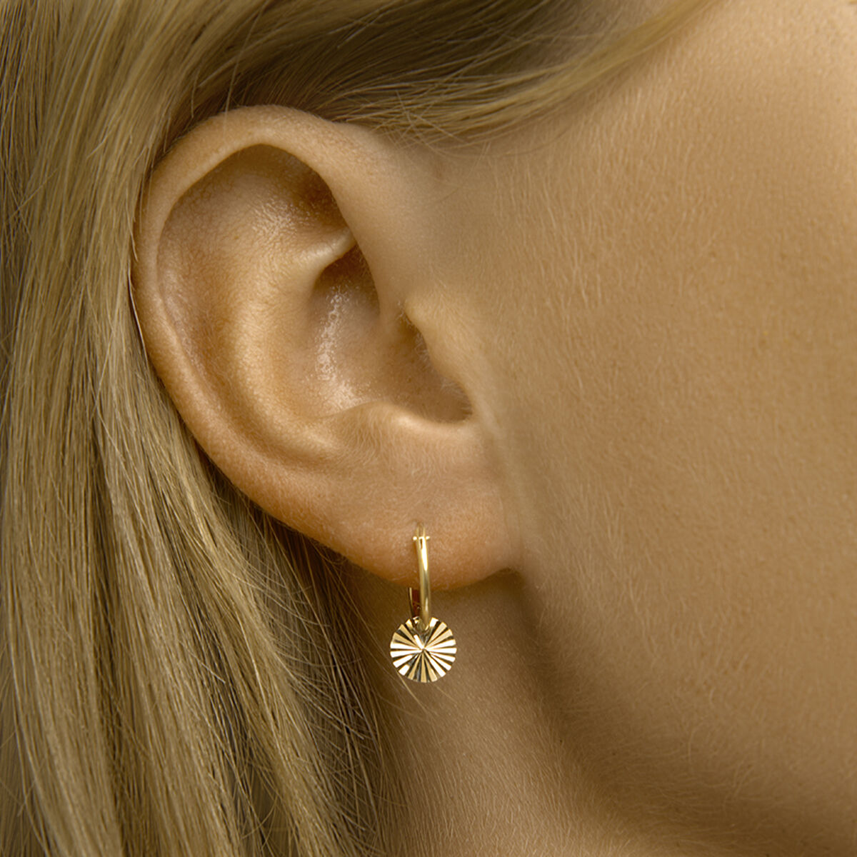 aros redondos diamantados en oro amarillo de 14K