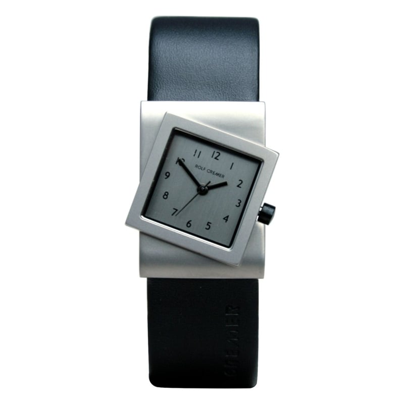 Reloj cuadrado con esfera gris y correa de cuero negra.