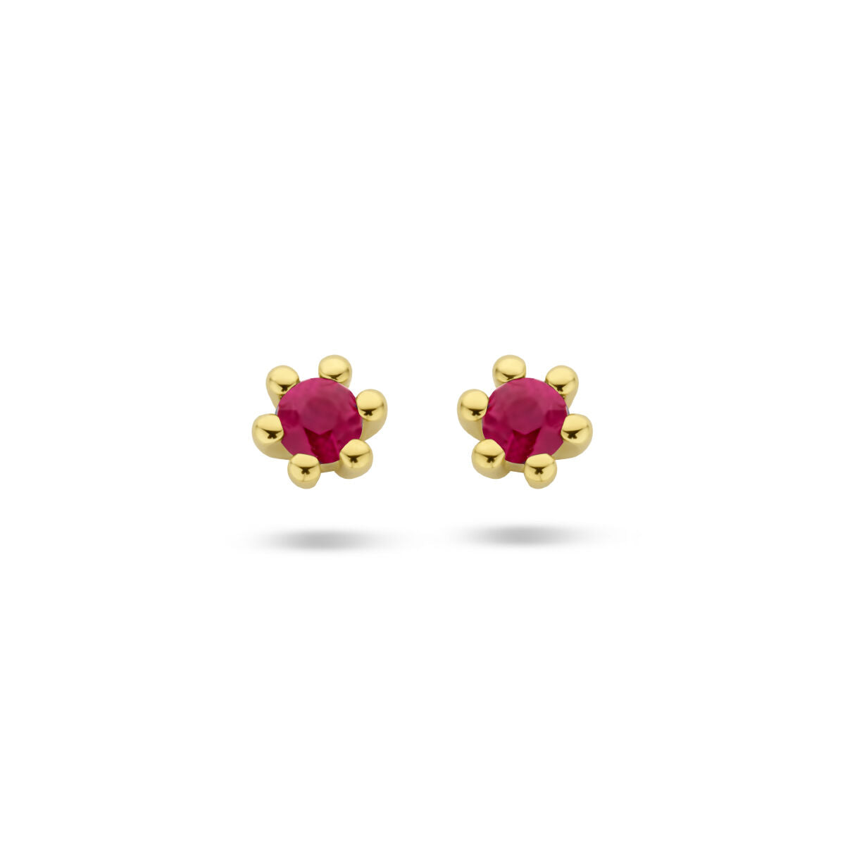 Pendientes de oro amarillo de 14K con rubíes en forma de flor.