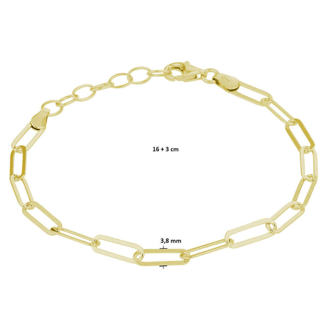 De armband paperclip 3,8 mm 16 + 3 cm van Van der Kooij Collectie is geel zilver verguld (3 micron), met langwerpige ovale schakels, karabijn sluiting en verstelbare verlenging. Gepresenteerd op een witte achtergrond.