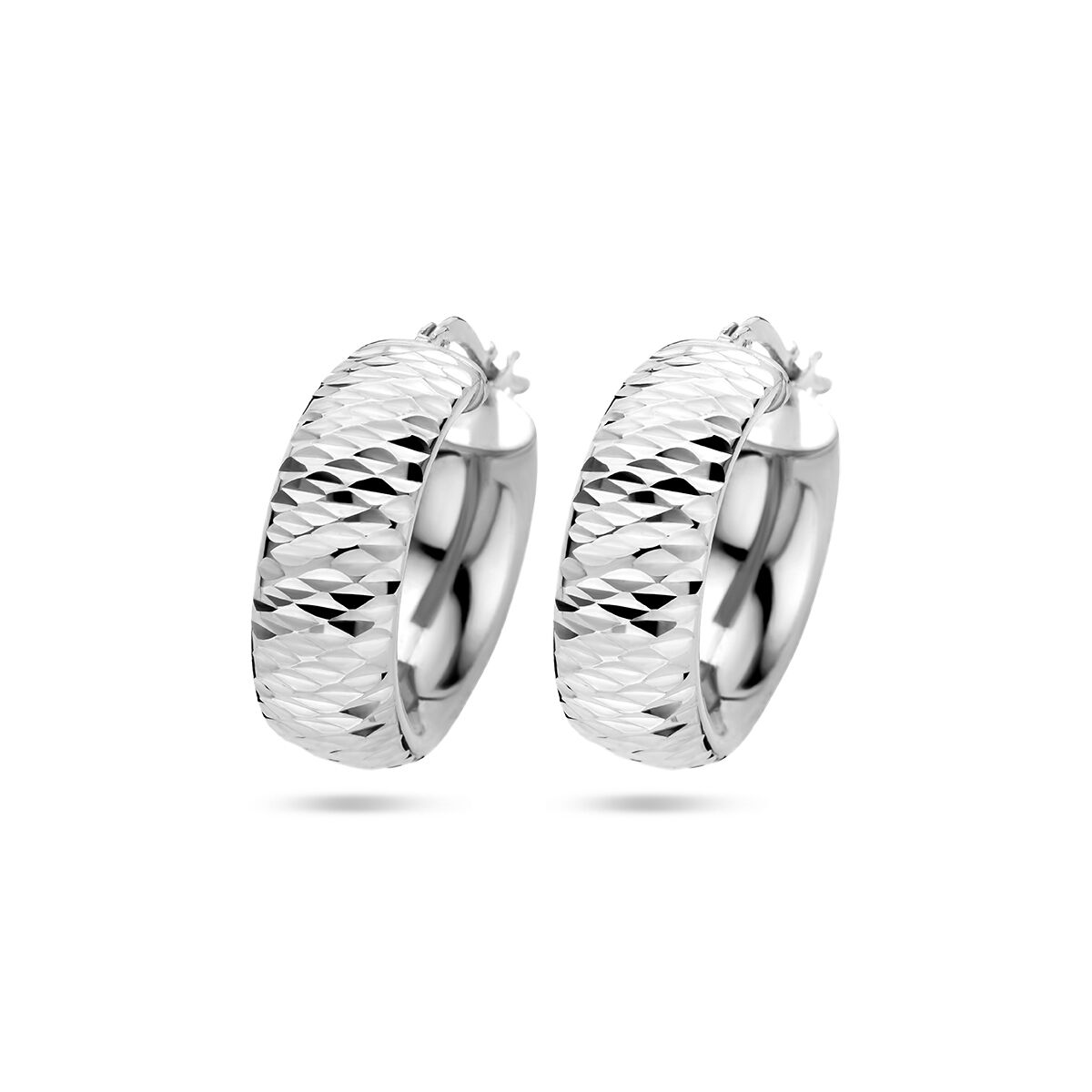 Aros de plata rhodium con un acabado diamante y textura facetada.