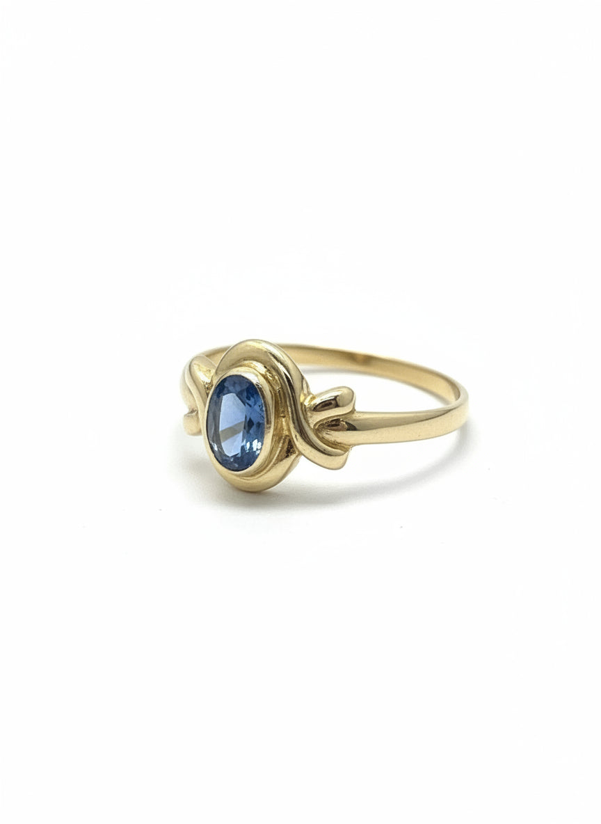 Anillo vintage de oro de 14k con topacio azul, diseño delicado y acabado brillante.