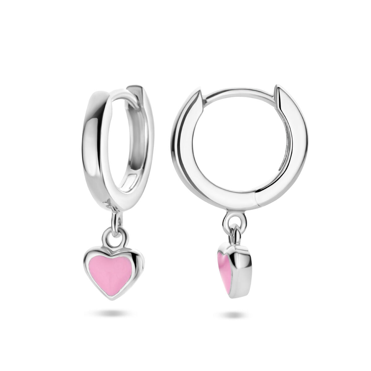Een paar Van der Kooij Collectie klapoorringen hart zilver gerhodineerd met kleine bungelende roze hartbedels, perfect voor kinderen of als lief Valentijnscadeau, afgebeeld tegen een witte achtergrond.