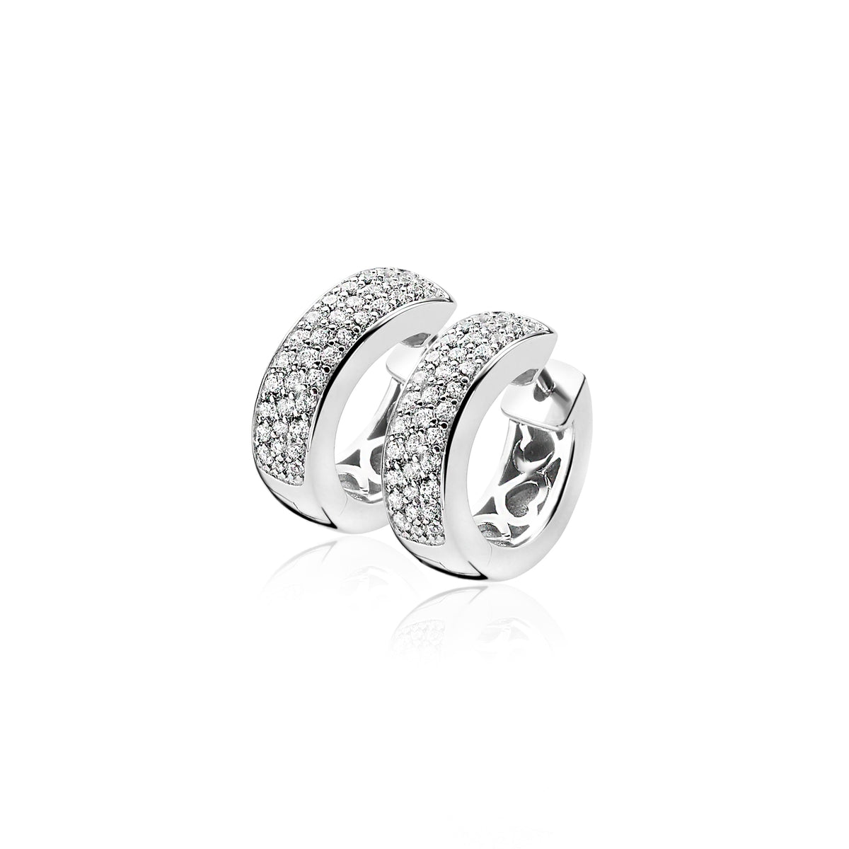 Aros de plata con pavé de circonitas brillantes en la parte frontal.
