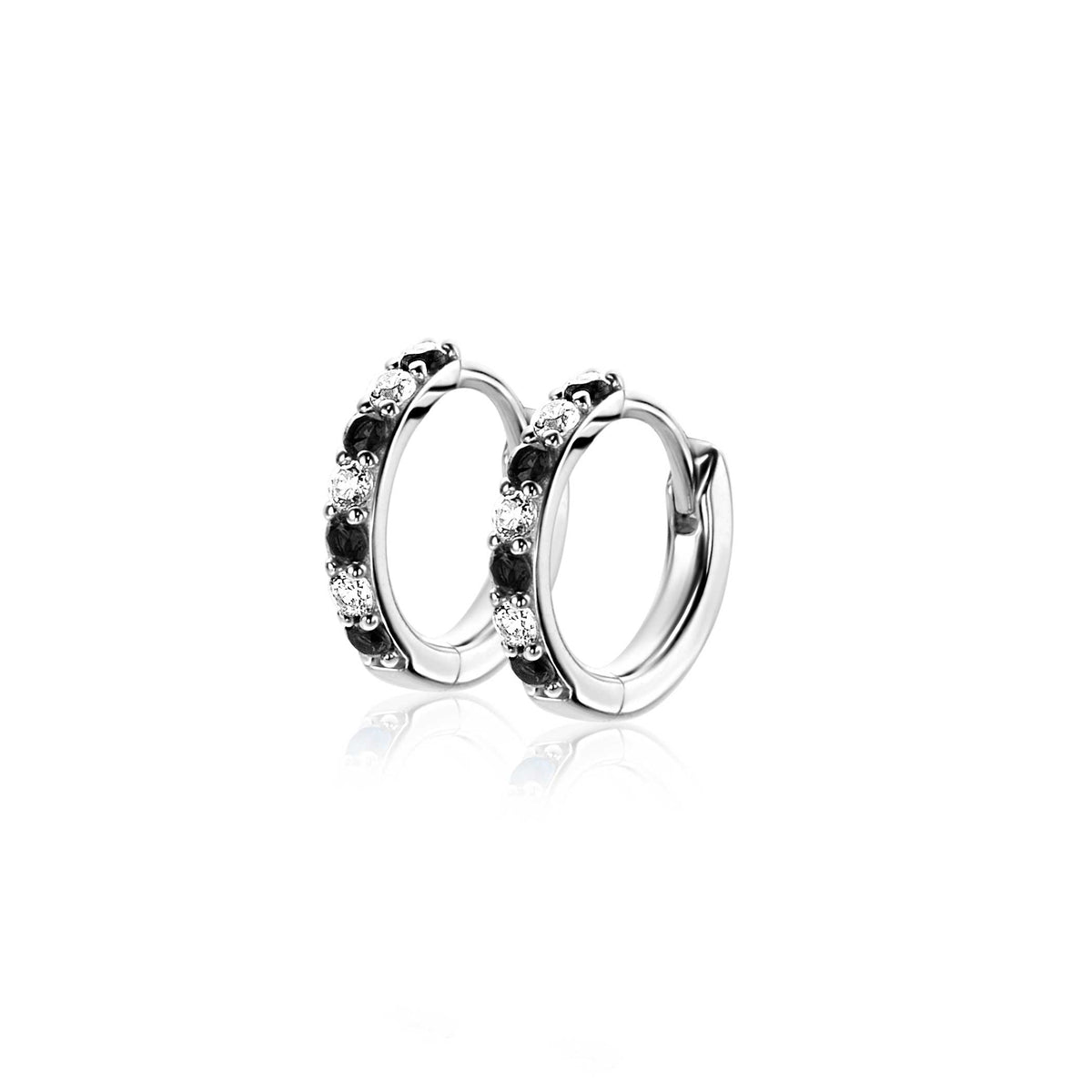 Pendientes de aro plateados con piedras negras y brillantes.