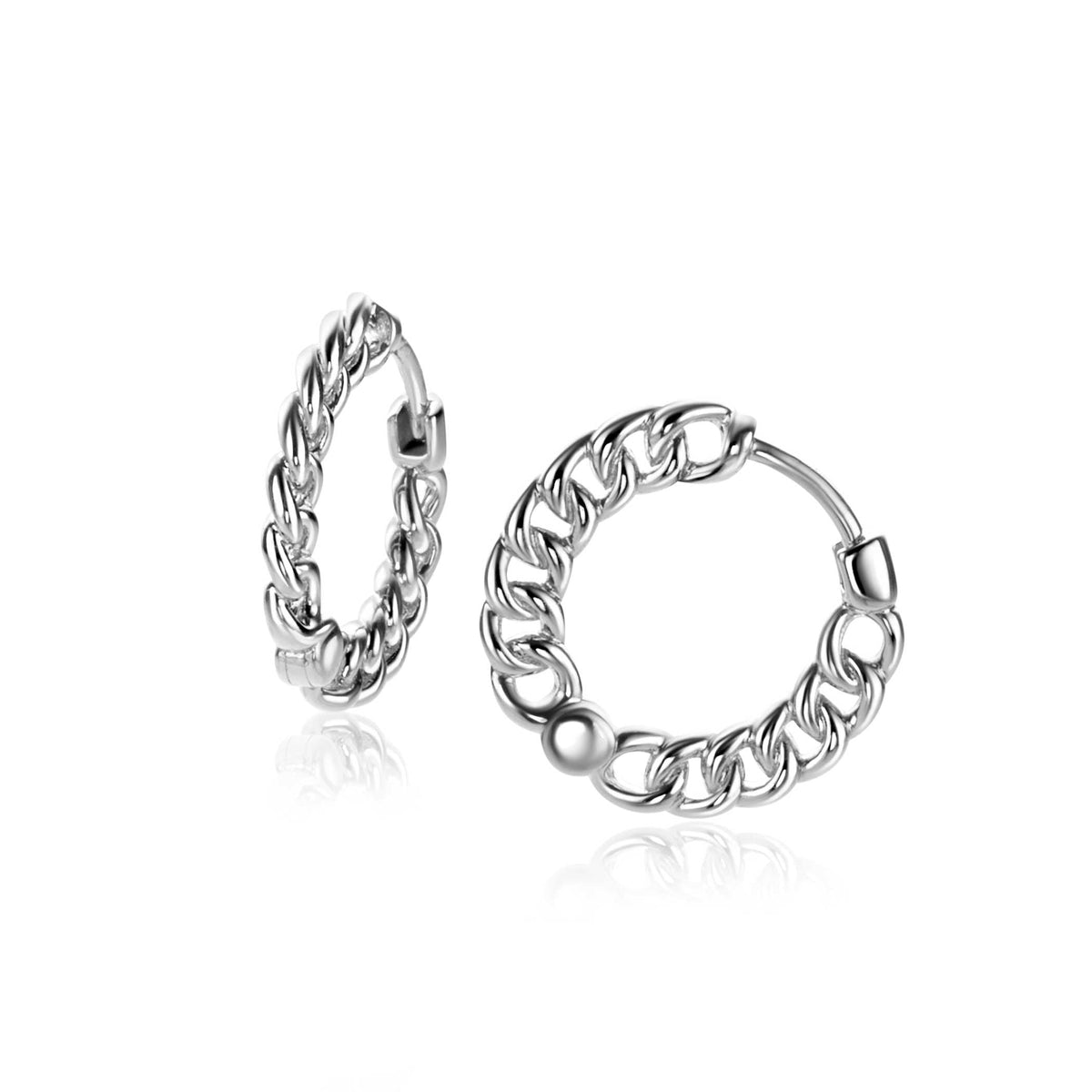 Pendientes de aro plateados con diseño de cadena.