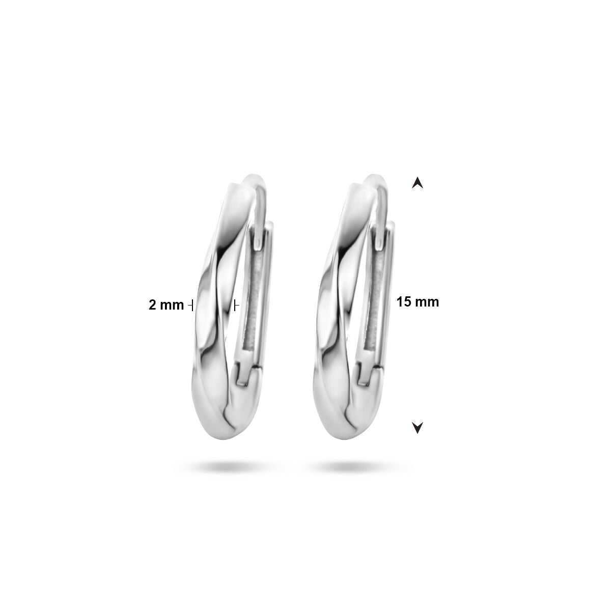 Een paar Van der Kooij Collectie klapoorringen gedraaid zilver gerhodineerd zijn afgebeeld op een witte achtergrond. Zwarte pijlen en labels geven de afmetingen aan: 2 mm breed en 15 mm hoog.