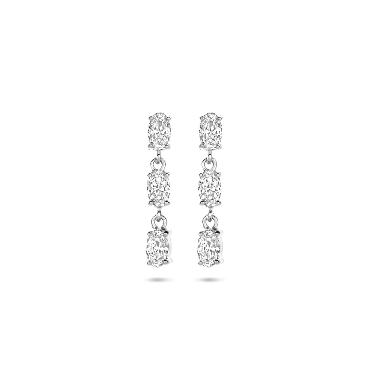Pendientes largos de zirconia en plata rodiada con tres piedras brillantes en cascada.