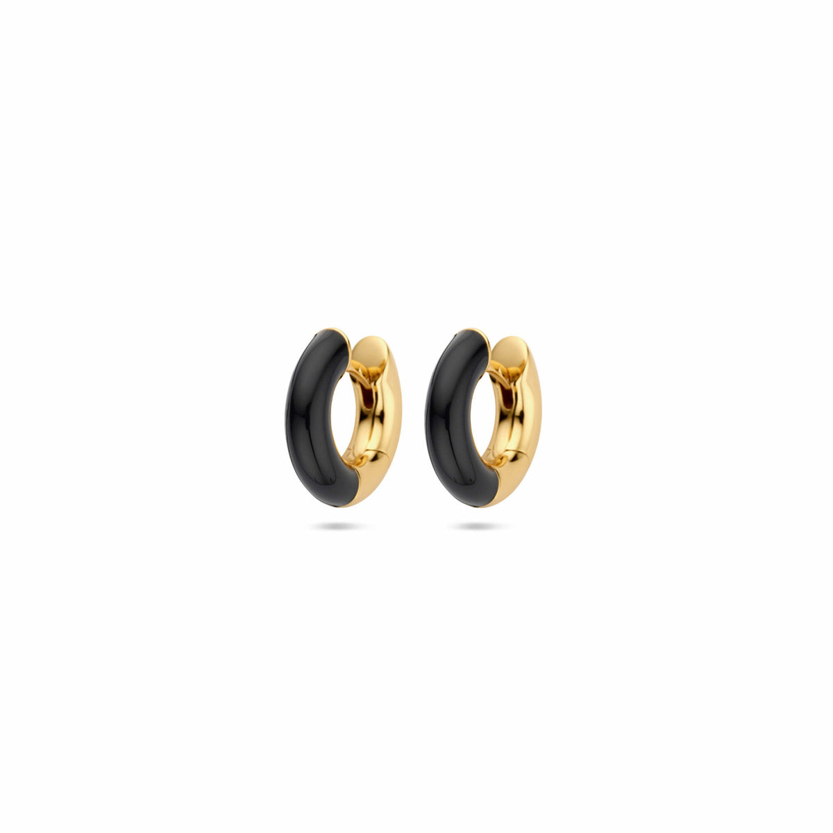 Pendientes de aro de 4 mm con esmalte negro y baño de oro amarillo de 1 micrón.