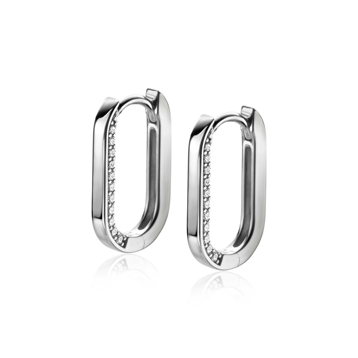 Pendientes de plata con forma ovalada y detalles brillantes en el borde.