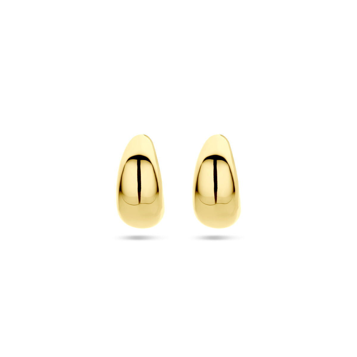 Pendientes de aro dorados de 17,5 mm con un acabado brillante.