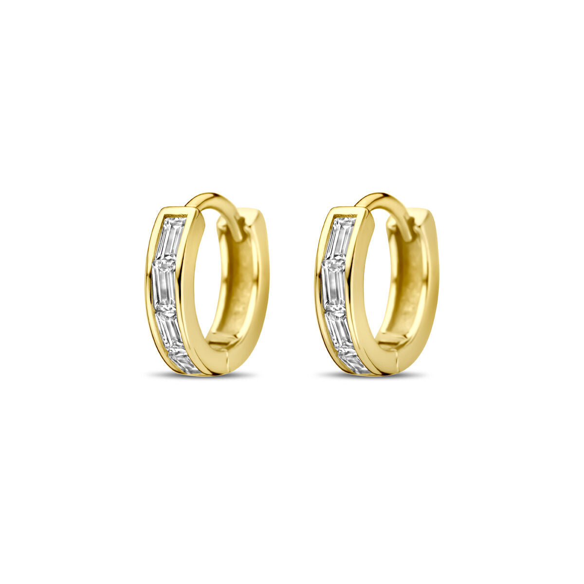 Pendientes de aro dorados con zircón de 10 mm y un diseño elegante.