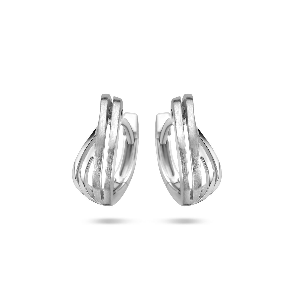 Pendientes de aro de plata pulida y mate, con acabado rodiado y diseño entrelazado.