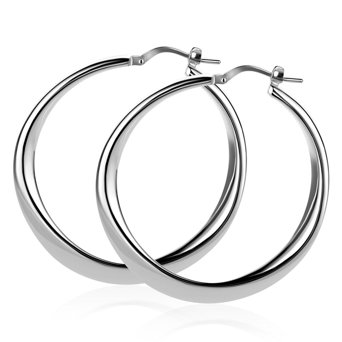 Aros de plata con un diseño liso y brillante, de forma circular y tamaño mediano.