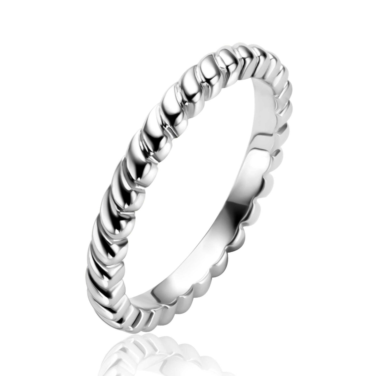 Anillo de plata con diseño trenzado y acabado pulido.